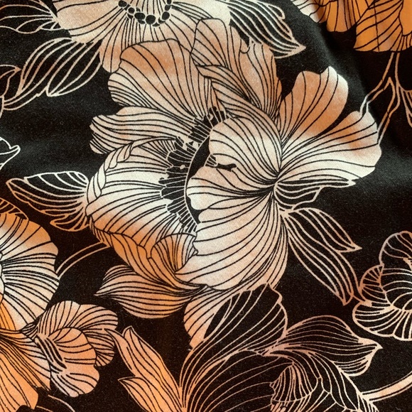 WHBM White House Black Market white and black floral shorts. Like new condition - Picture 2 of 5